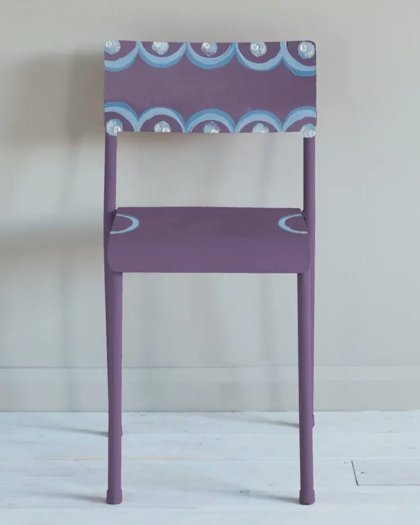 Annie-Sloan-with-Charleston-Decorative-Set-in-Rodmell-modern-patterned-chair-2000.webp